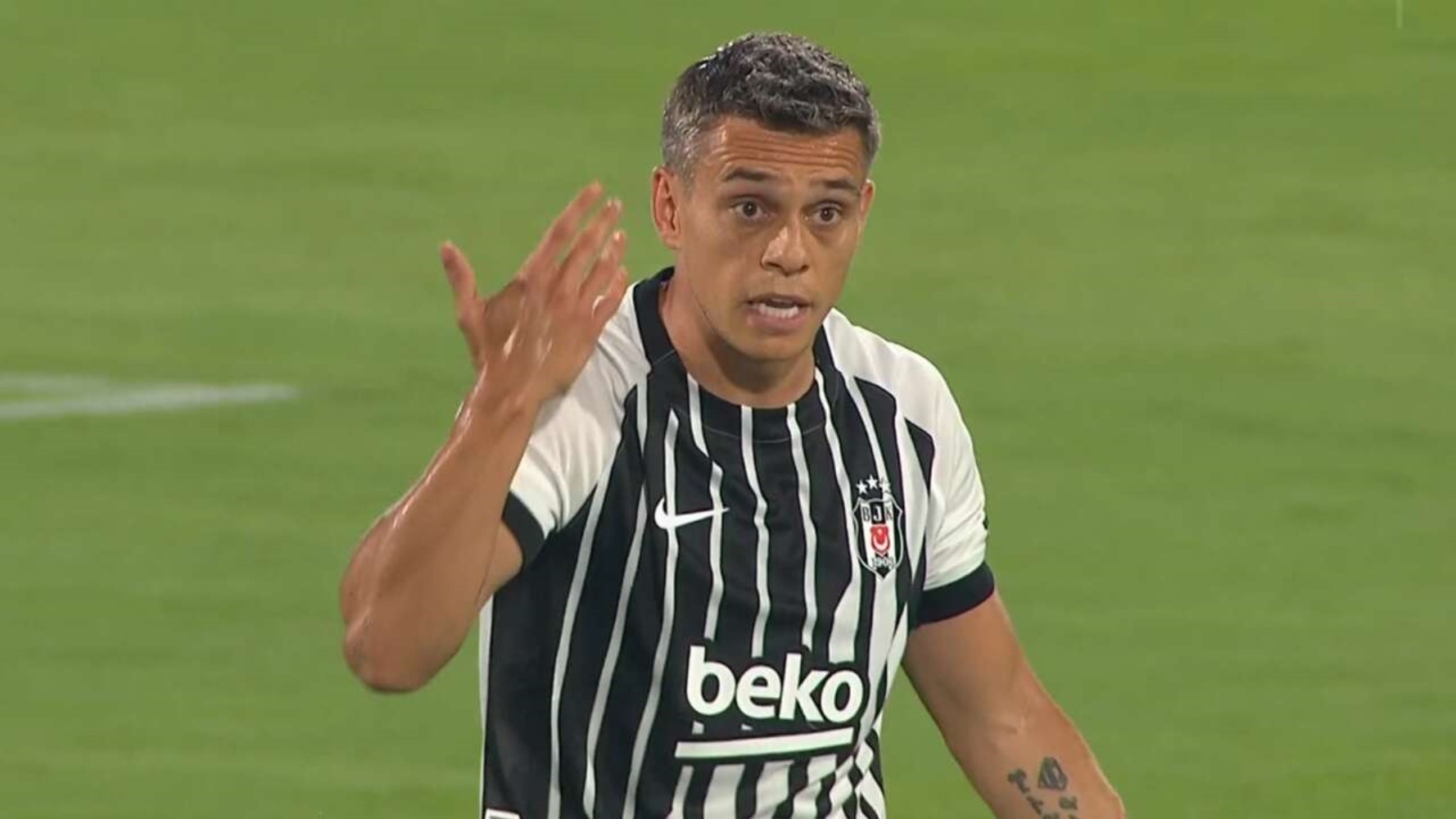 Trossard'ın pozisyonu dünya spor basınında gündem oldu: Hakem kart bile göstermedi...