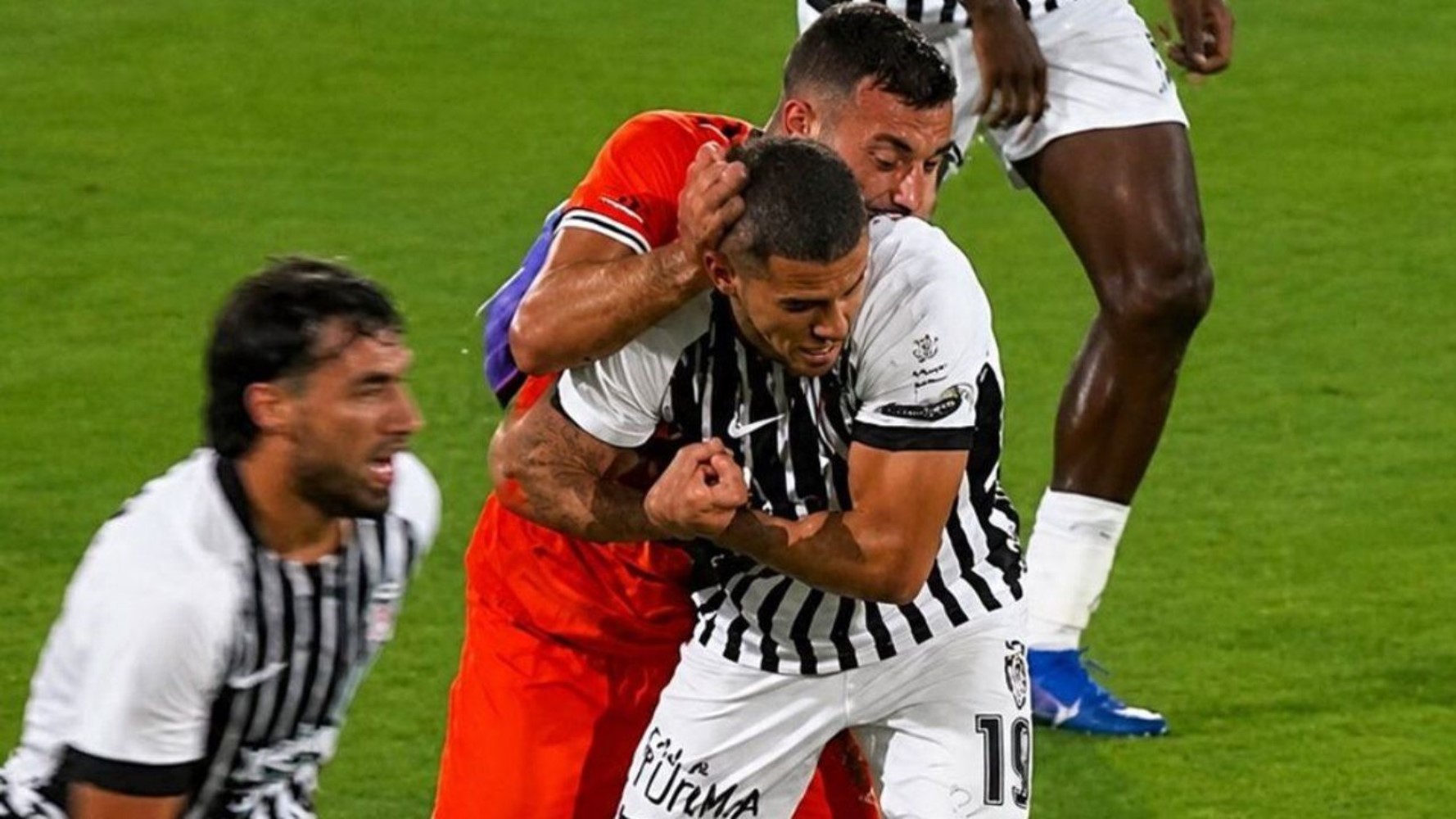 Trossard'ın pozisyonu dünya spor basınında gündem oldu: Hakem kart bile göstermedi...