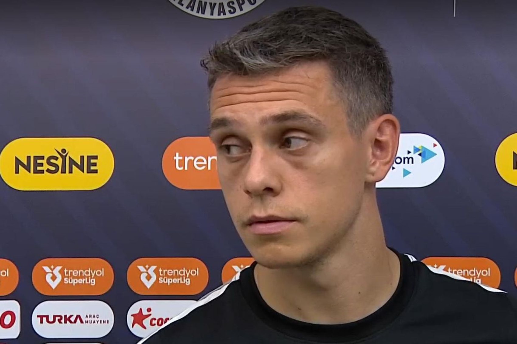 Trossard'ın pozisyonu dünya spor basınında gündem oldu: Hakem kart bile göstermedi...
