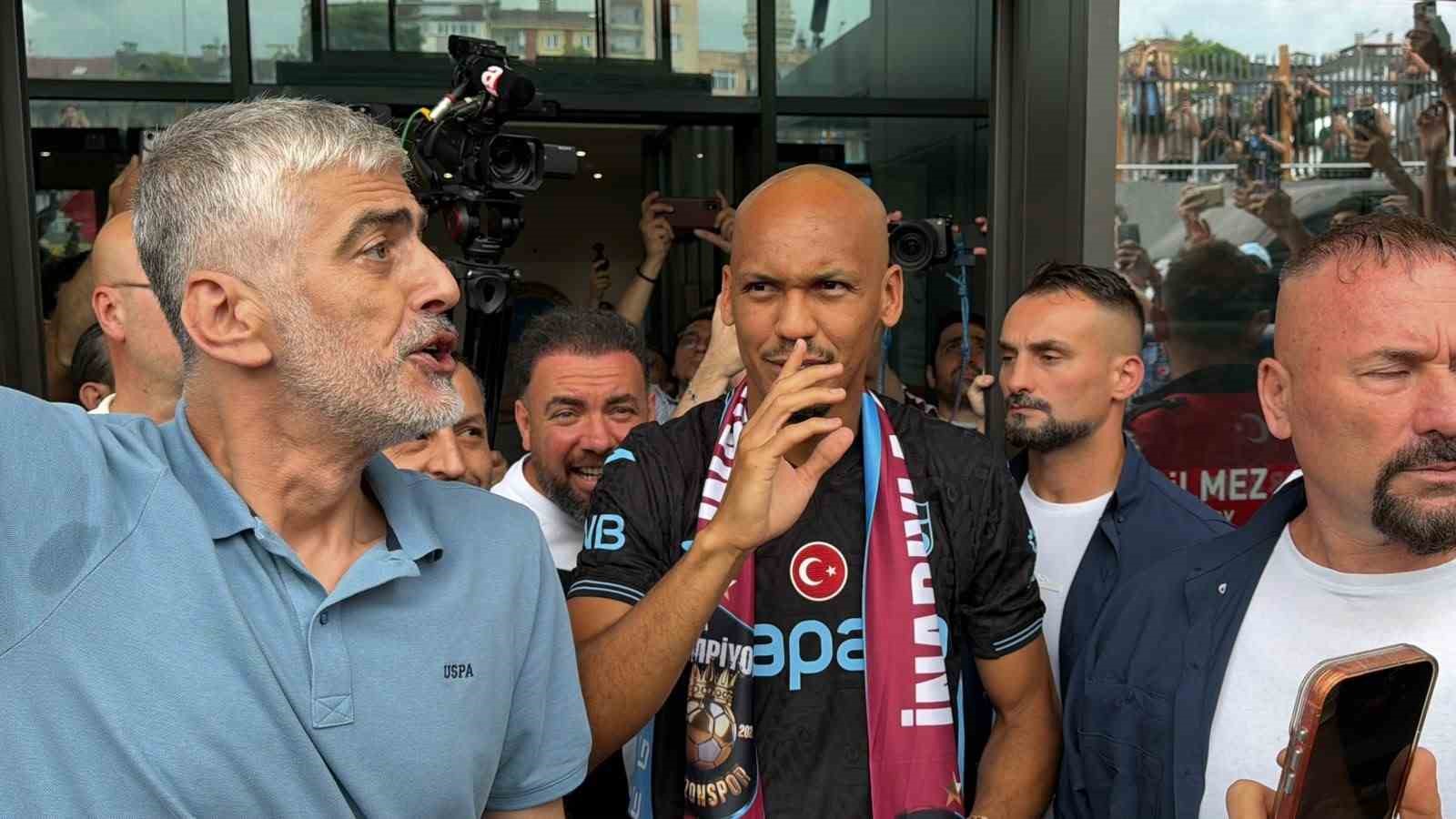 Fabinho, Trabzonspor atkısıyla havalimanı çıkışında taraftarlar ve basın mensupları arasında görülüyor.