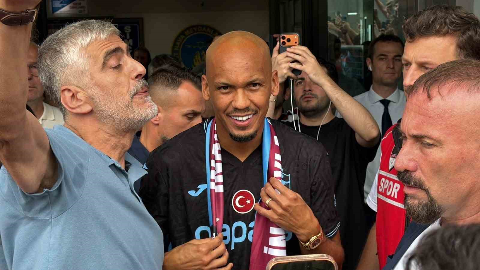 Fabinho, Trabzonspor formasıyla kalabalık arasında gülümserken görülüyor.