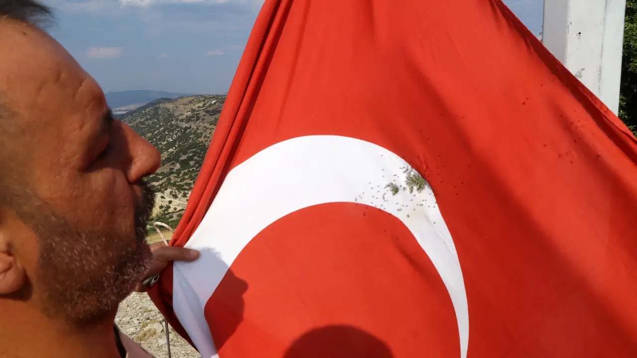 Burdur Avşar Tepe’de zarar gören Türk bayrağının yakından görüntüsü.