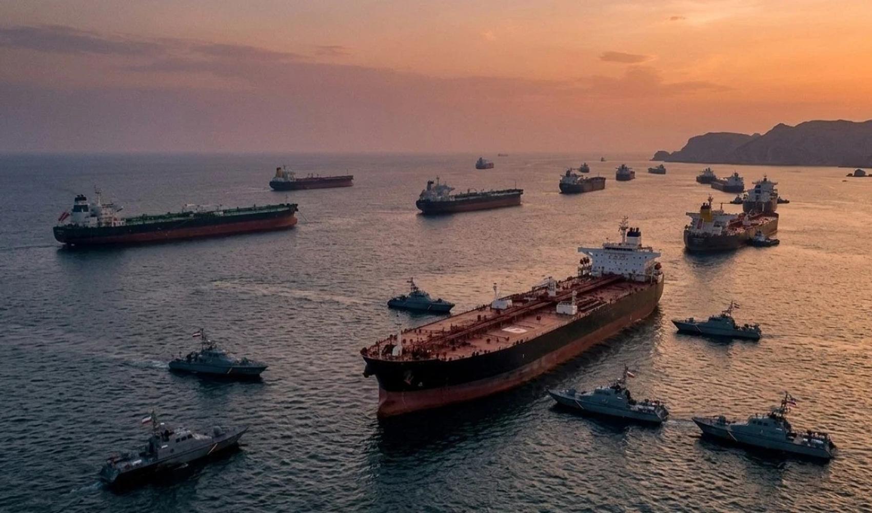 Suudi Arabistan açıklarında tanker bilinmeyen bir cisimle vuruldu