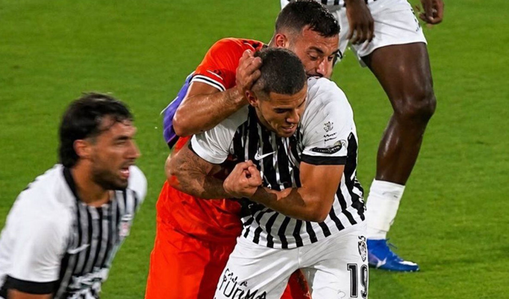 Trossard'ın pozisyonu dünya spor basınında gündem oldu