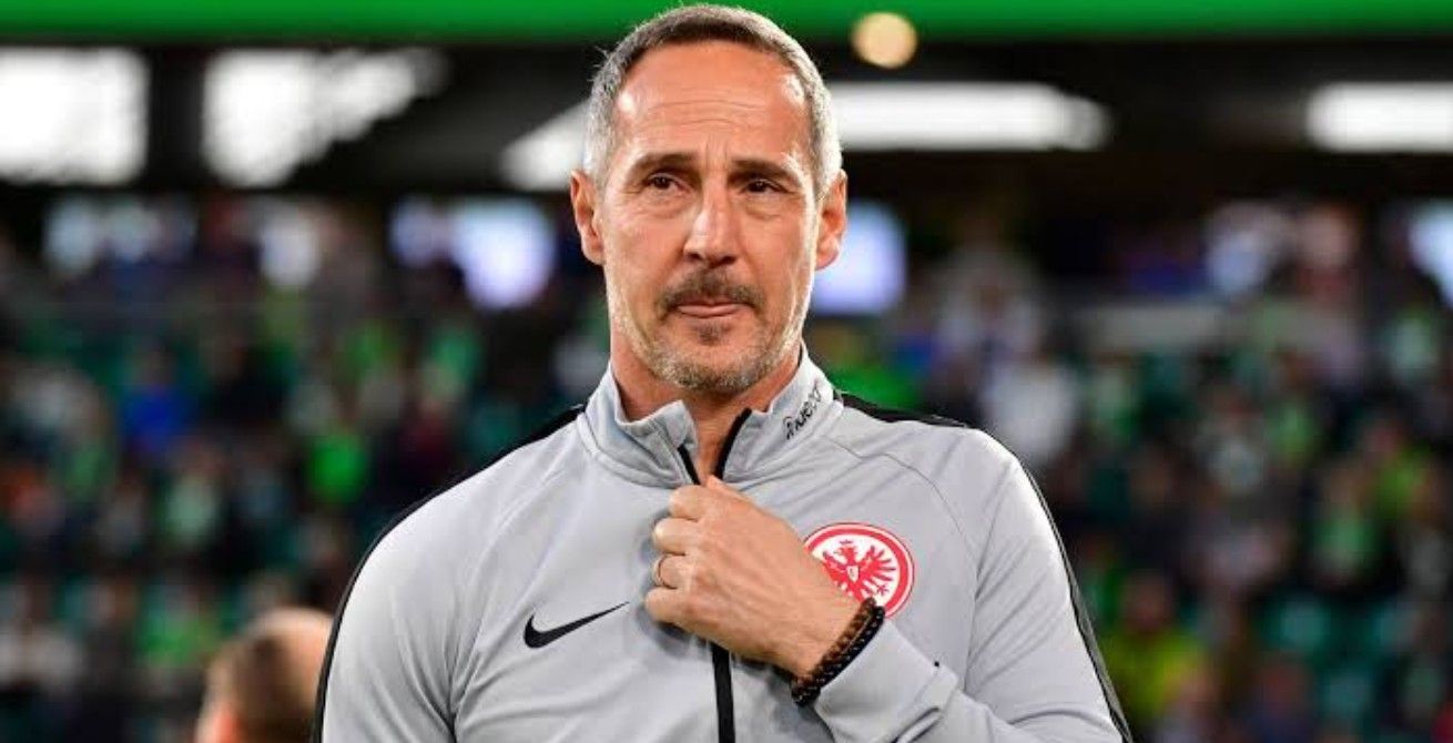 L'allenatore dell'Eintracht Francoforte Adi Hütter ripreso a bordo campo.