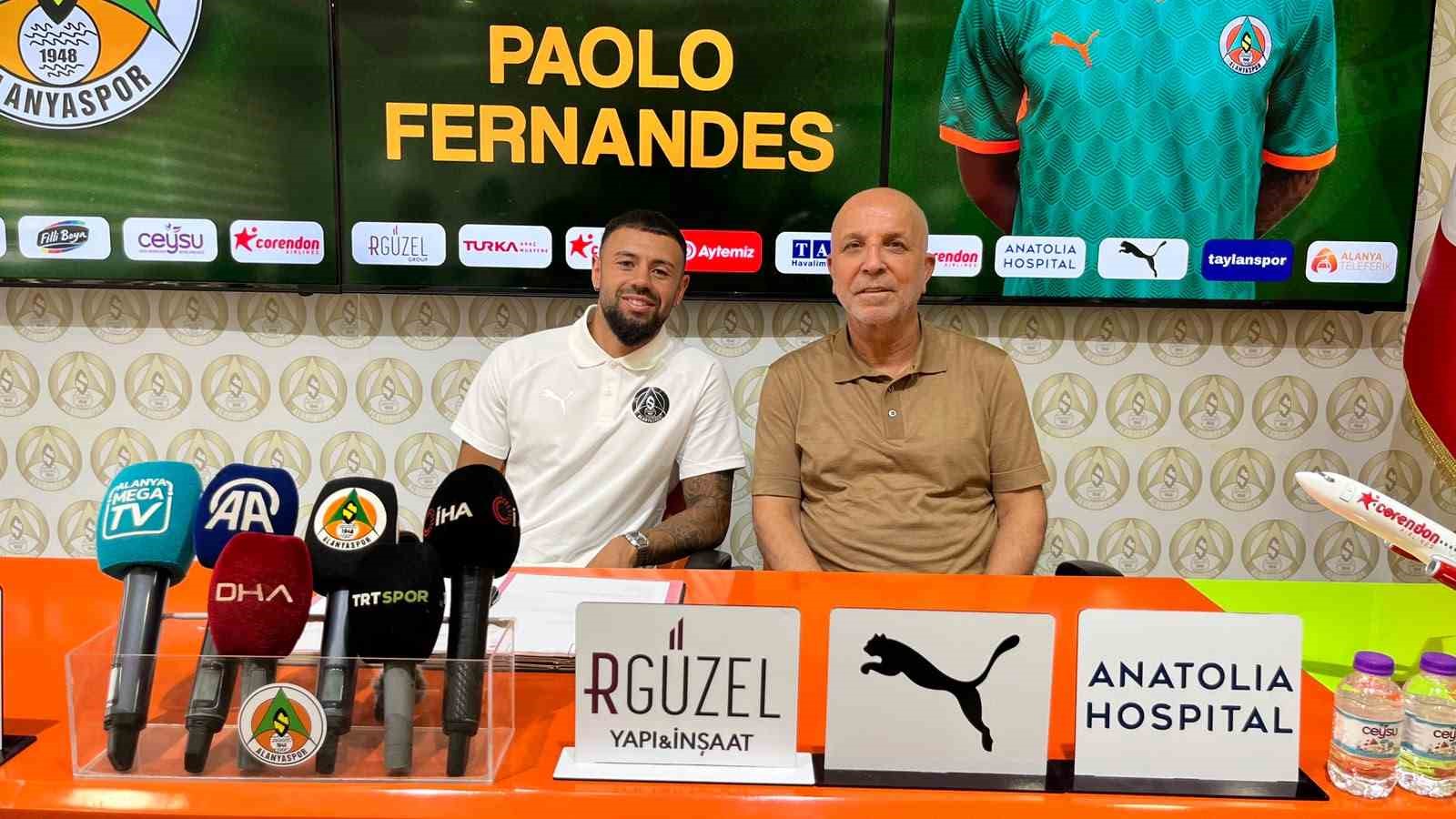 Paolo Fernandes e il presidente dell'Alanyaspor Hasan Çavuşoğlu seduti davanti ai giornalisti durante la cerimonia di firma.