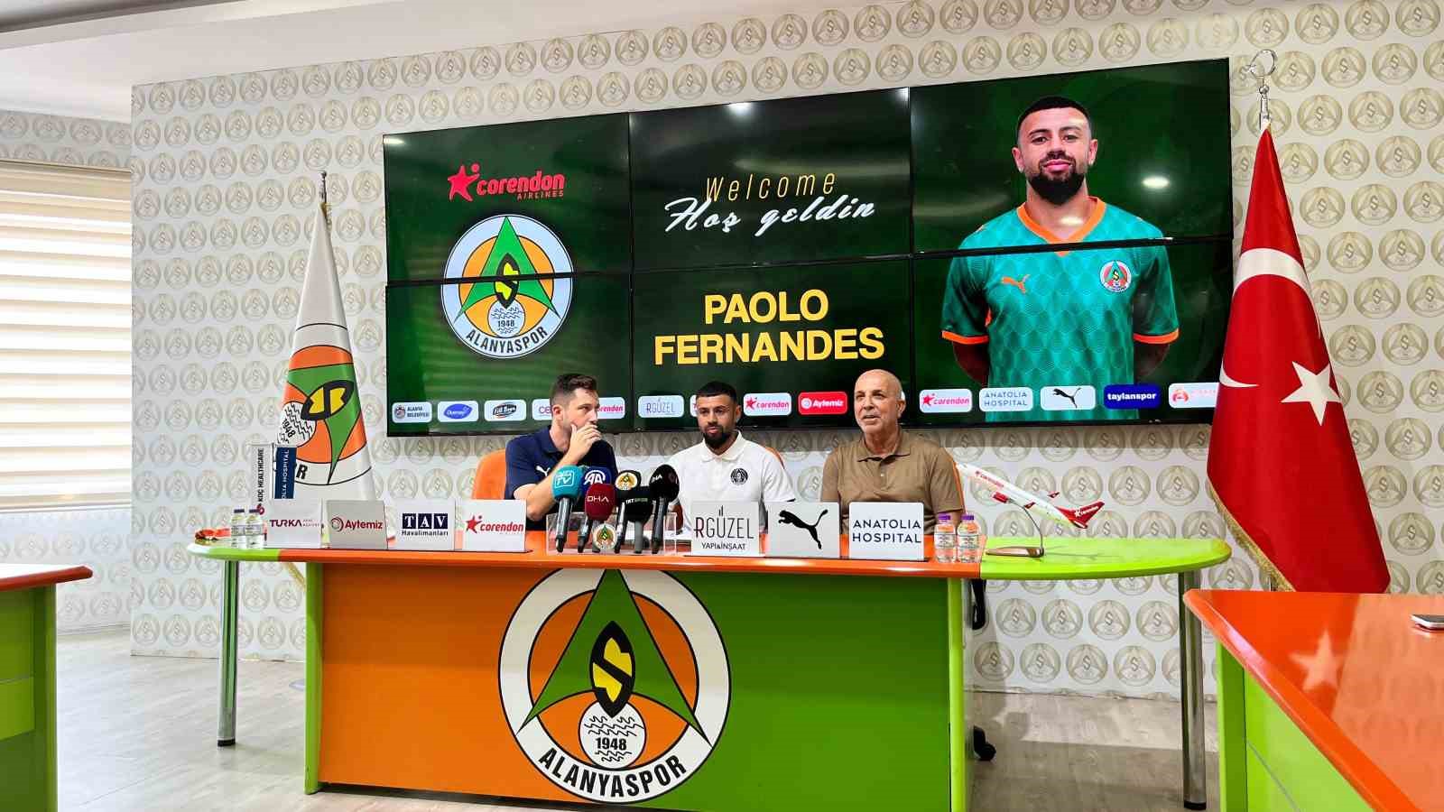 Lo schermo di presentazione di Paolo Fernandes e i funzionari del club nella sala conferenze stampa presso le strutture dell'Alanyaspor.
