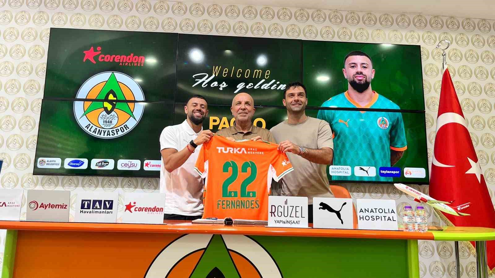 Paolo Fernandes, Hasan Çavuşoğlu e un funzionario del club posano tenendo la maglia arancione dell'Alanyaspor.