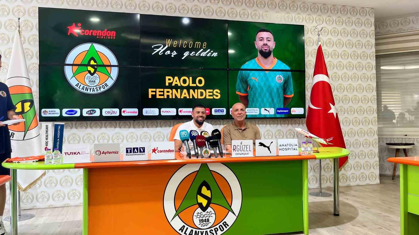 Paolo Fernandes e Hasan Çavuşoğlu seduti davanti allo schermo di presentazione nella sala conferenze stampa dell'Alanyaspor.