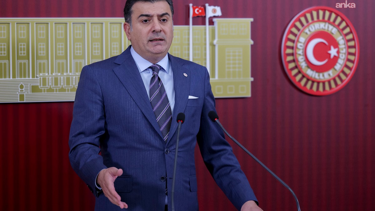 Zeynel Emre, Meclis’te düzenlenen basın toplantısında konuşuyor.