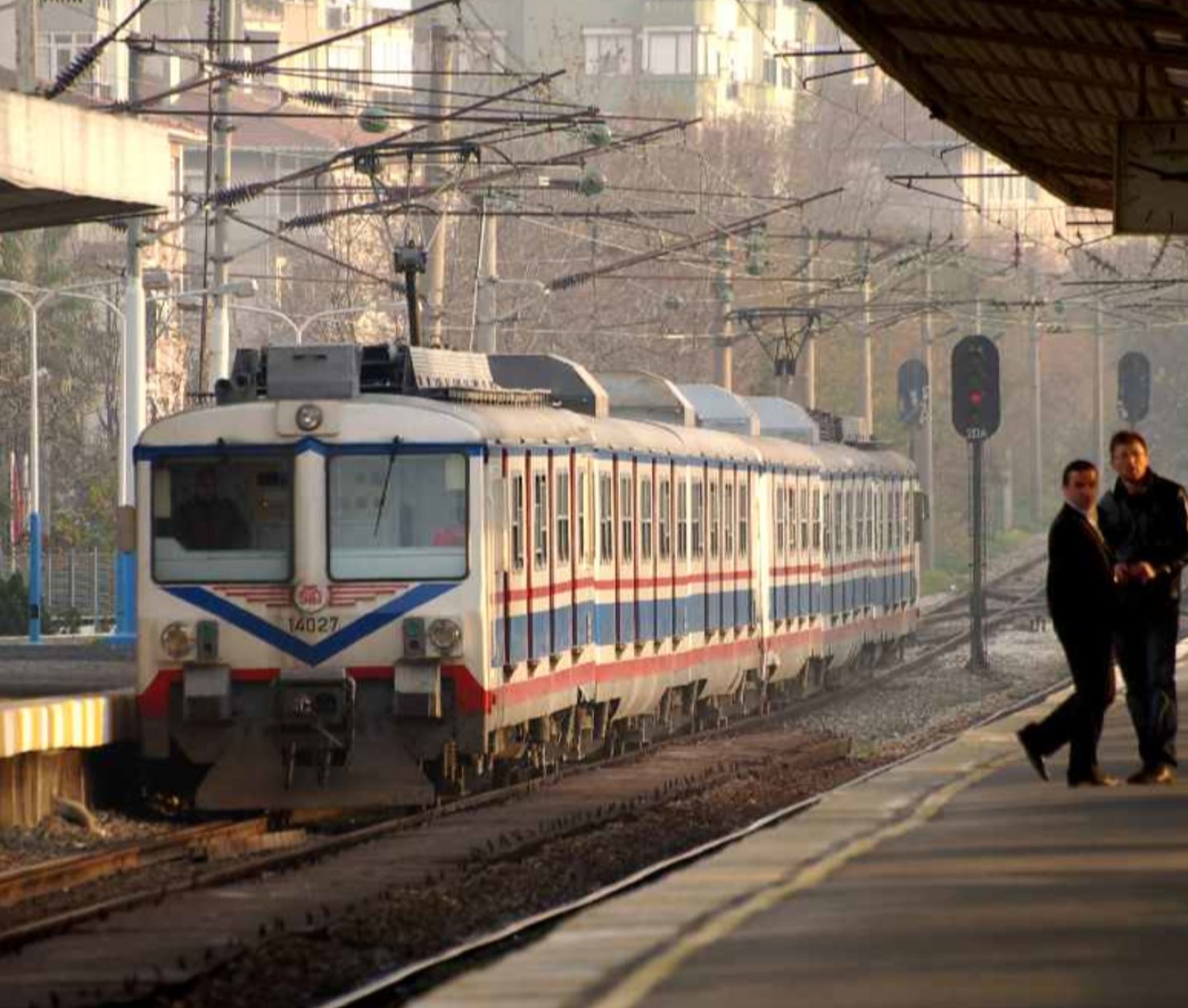 Un treno suburbano che si avvicina alla banchina della stazione ferroviaria di Söğütlüçeşme.