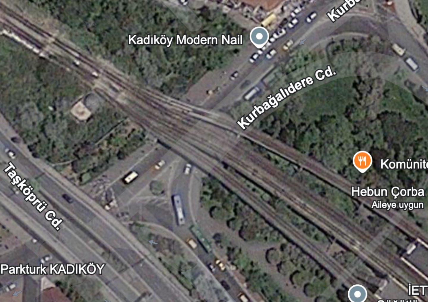 Strade e linee ferroviarie visibili su un'immagine satellitare dell'area circostante Kadıköy Söğütlüçeşme.