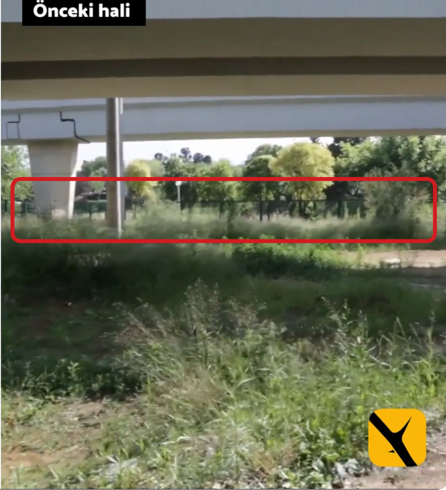 Schermata che mostra un'area verde sotto il viadotto, con la scritta 'aspetto precedente' e un segno rosso.