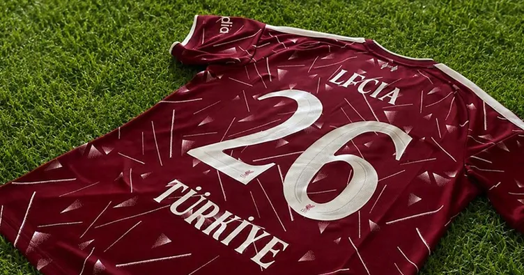 Una maglia rossa con la scritta Liverpool FC International Academy Türkiye su un campo in erba.