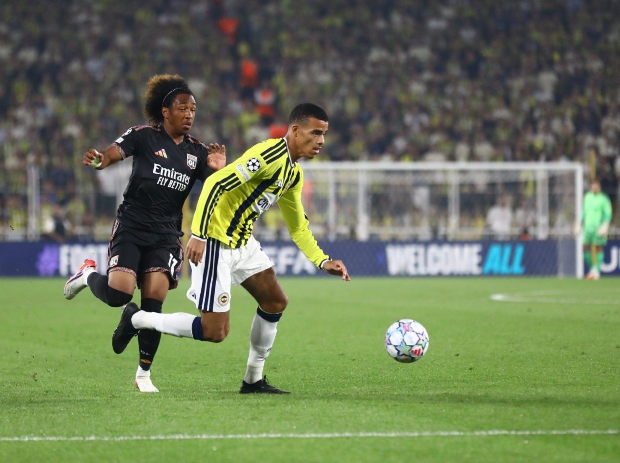 Fenerbahçe ve Lyon oyuncularının Şampiyonlar Ligi play-off maçından bir oyun anı.