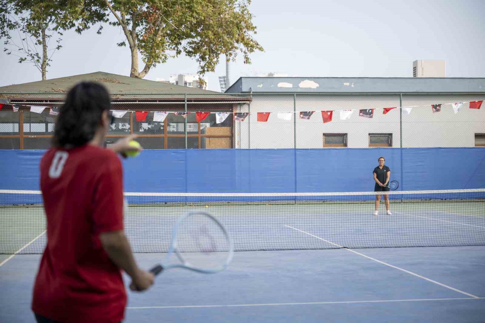 Mersin’de 30 Ağustos Zafer Bayramı için düzenlenen tenis turnuvasında kortta karşılaşan sporcular.