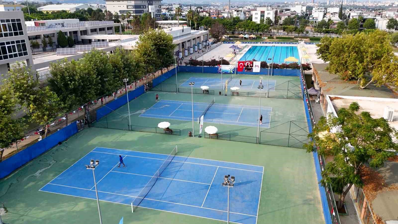 Mersin’deki Macit Özcan Spor Tesisleri’nde tenis kortlarının havadan görünümü ve turnuva alanı.
