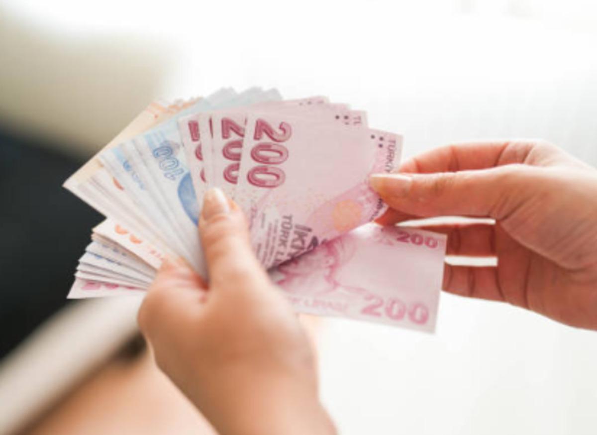 Banconote da 200 lire tenute in mano.