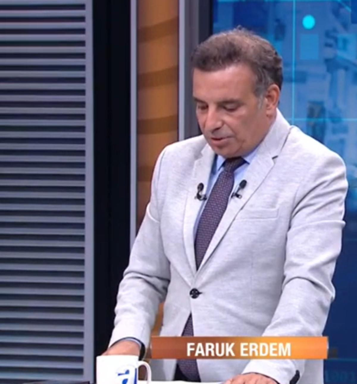 Faruk Erdem che parla in uno studio televisivo.