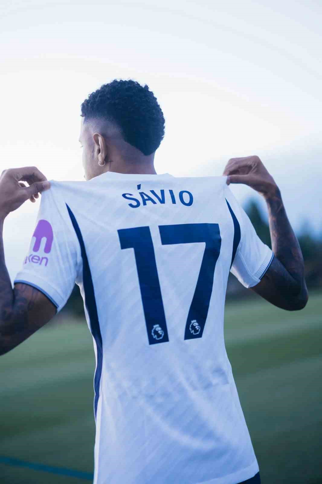 Savinho, sırtında adı ve 17 numarası bulunan Tottenham formasıyla görülüyor.
