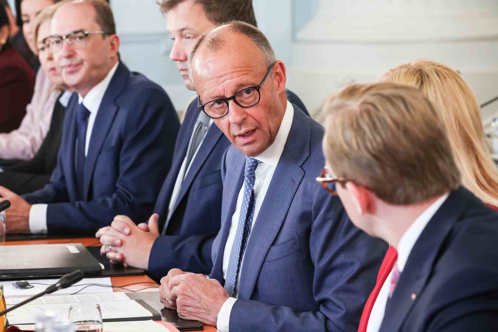 Almanya Başbakanı Friedrich Merz’in bir toplantıda konuştuğu görülüyor.