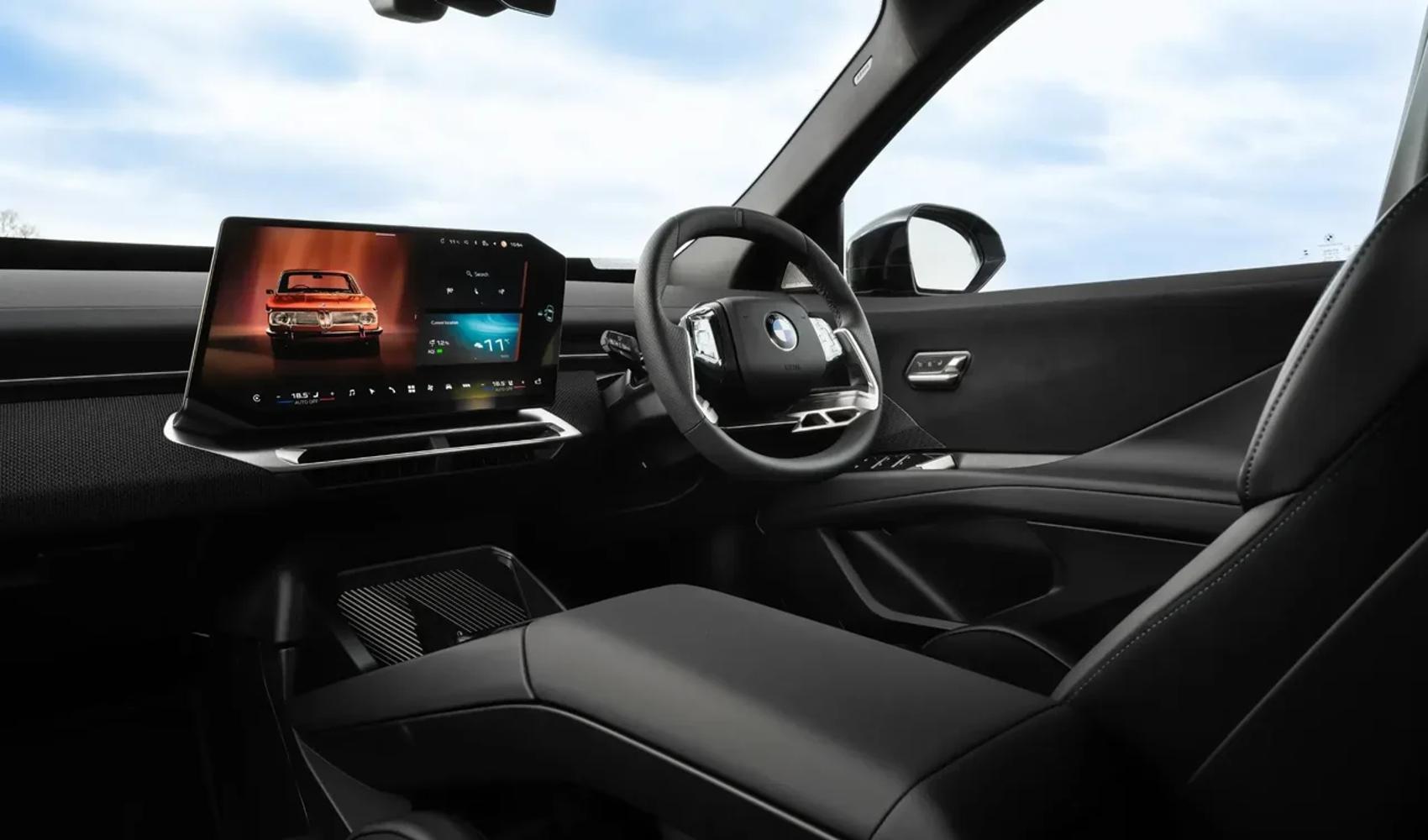 BMW difende la decisione di ridurre i pulsanti fisici: la motivazione risiede nelle abitudini digitali dei giovani utenti