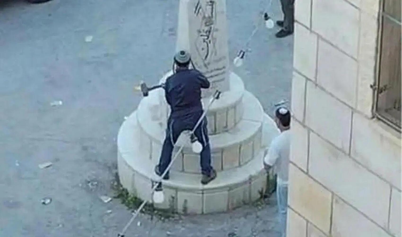 Il deputato israeliano di estrema destra Zvi Sukkot distrugge con una mazza un monumento palestinese in Cisgiordania