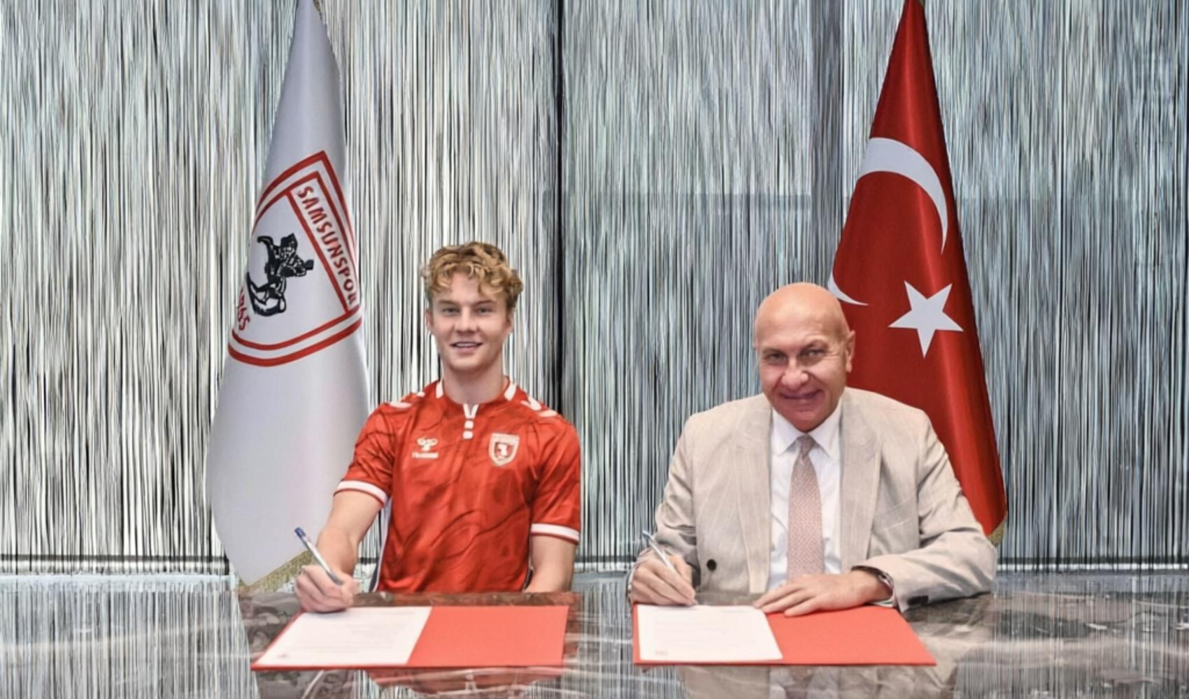 Samsunspor, Danimarkalı futbolcu Oskar Ohlenschlger ile 5 yıllık sözleşme imzaladı