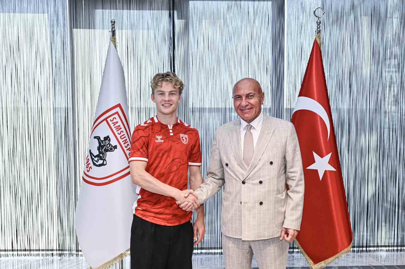 Oskar Ohlenschlger ve Samsunspor Başkanı Yüksel Yıldırım imza töreninde el sıkışıyor.