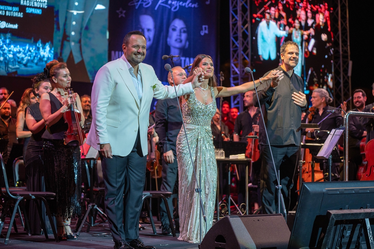 Limak Filarmoni Orkestrası konserinde sahnedeki sanatçılar ve orkestra görülüyor.