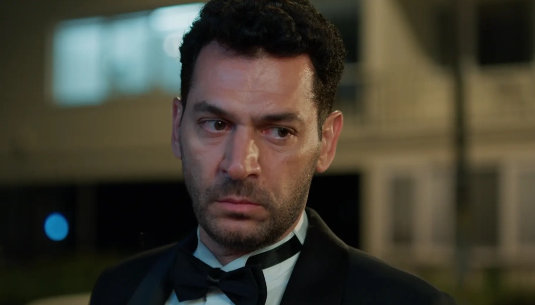 Une scène de la série montrant le personnage de Serhat, interprété par Murat Yıldırım, en smoking noir.
