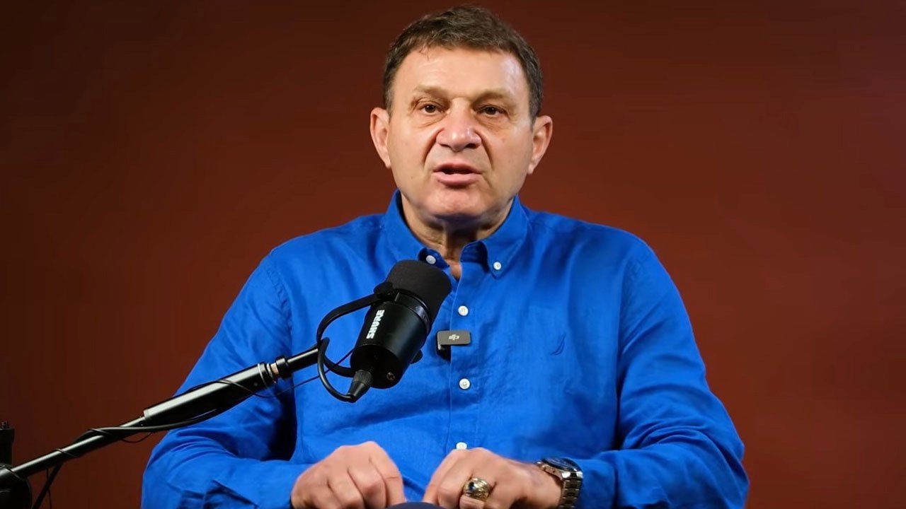 Mikrofon karşısında konuşan emekli Tuğamiral Türker Ertürk.