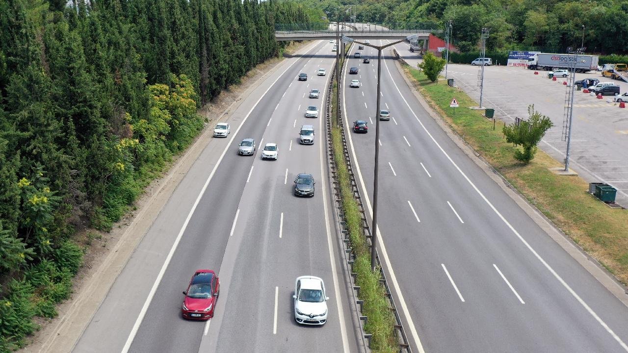 Image d'une route à plusieurs voies avec des véhicules avançant sur l'autoroute anatolienne.