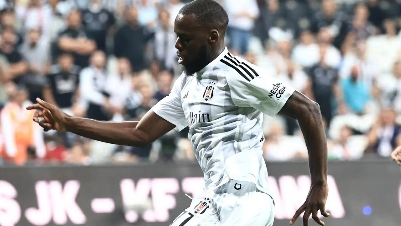 Jean Onana con la maglia del Beşiktaş durante una partita.