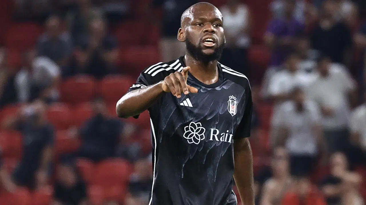 Jean Onana in campo con la maglia del Beşiktaş.
