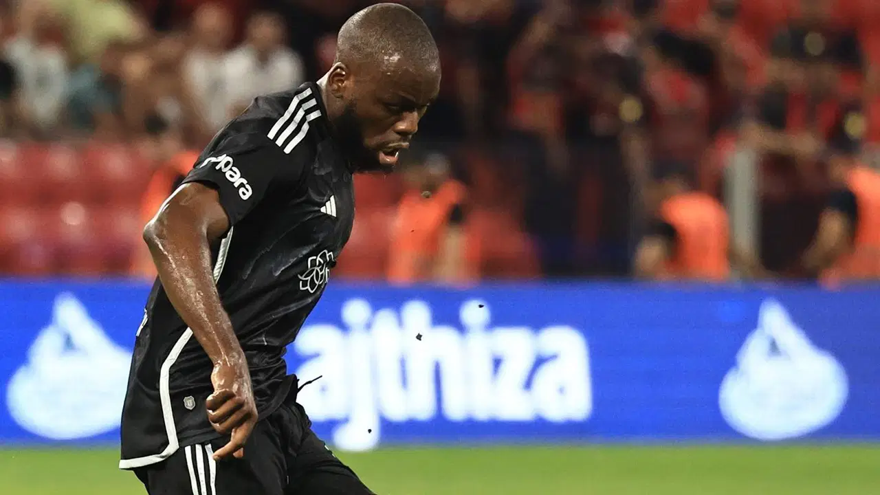 Jean Onana mentre corre in campo con la maglia nera del Beşiktaş.