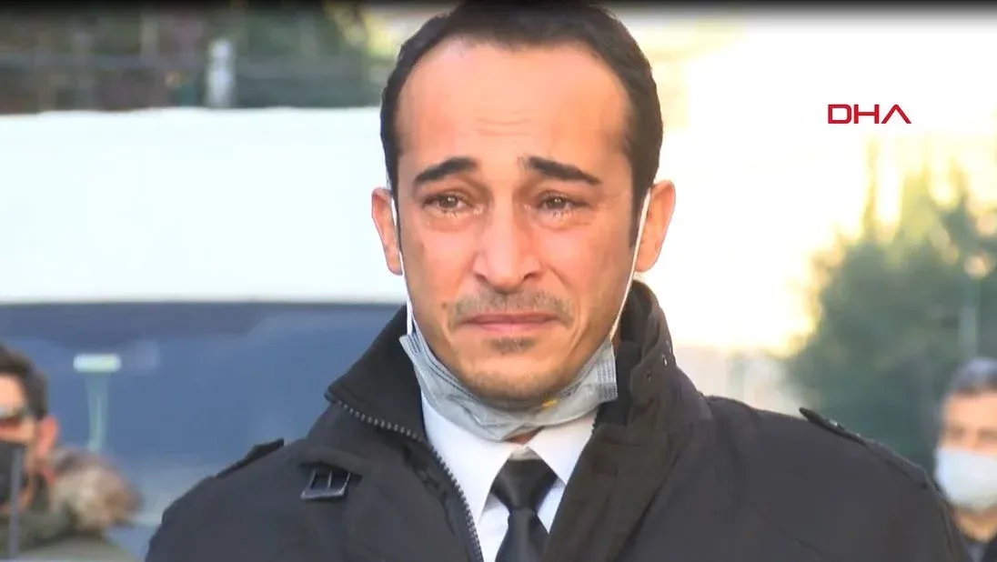 Immagini di Aytaç Cihan visibilmente commosso durante il minuto di silenzio del 10 novembre.