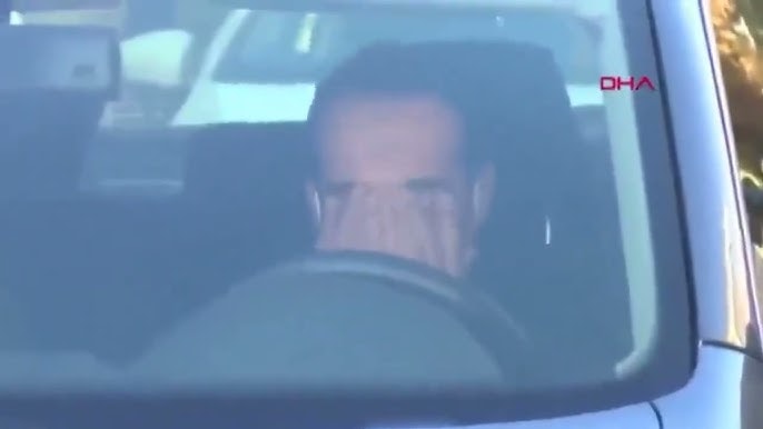 Immagine che mostra Aytaç Cihan visibilmente commosso mentre si trova in auto.