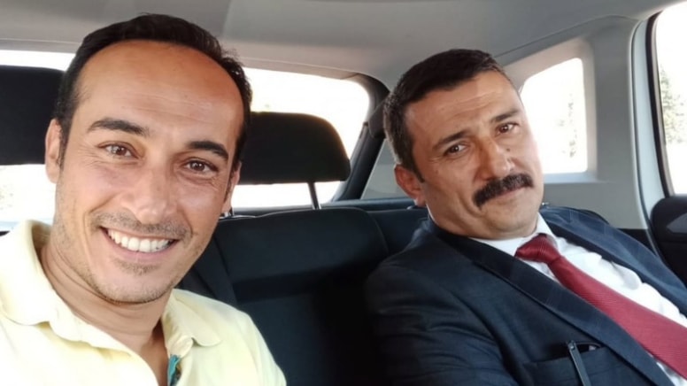 Foto di Aytaç Cihan e del deputato dell'İYİ Parti di Bursa Selçuk Türkoğlu scattata in auto.