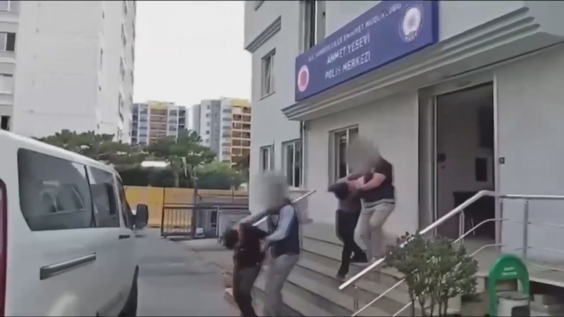 Polis ekiplerinin şüphelileri emniyet binası önünde araca götürdüğü anlar.