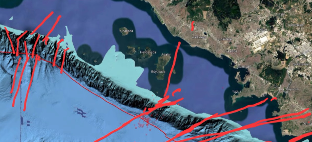 Marmara Denizi, Adalar ve çevresinde kırmızı çizgilerle işaretlenmiş fay hatlarını gösteren harita görseli.