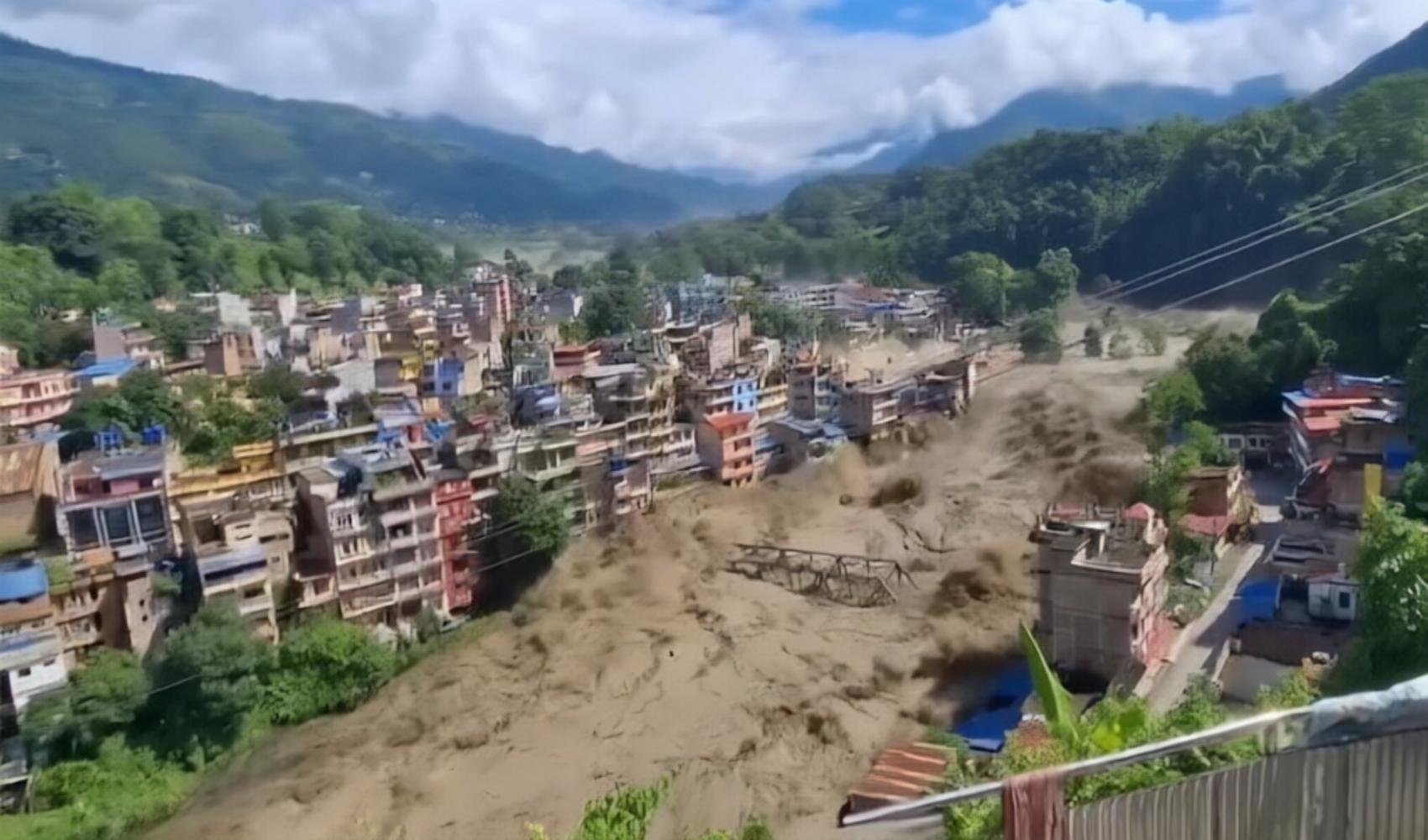 Nepal ve Tibet'i sel ve heyelan vurdu: Felaket bölgesinden ilk görüntüler geldi!
