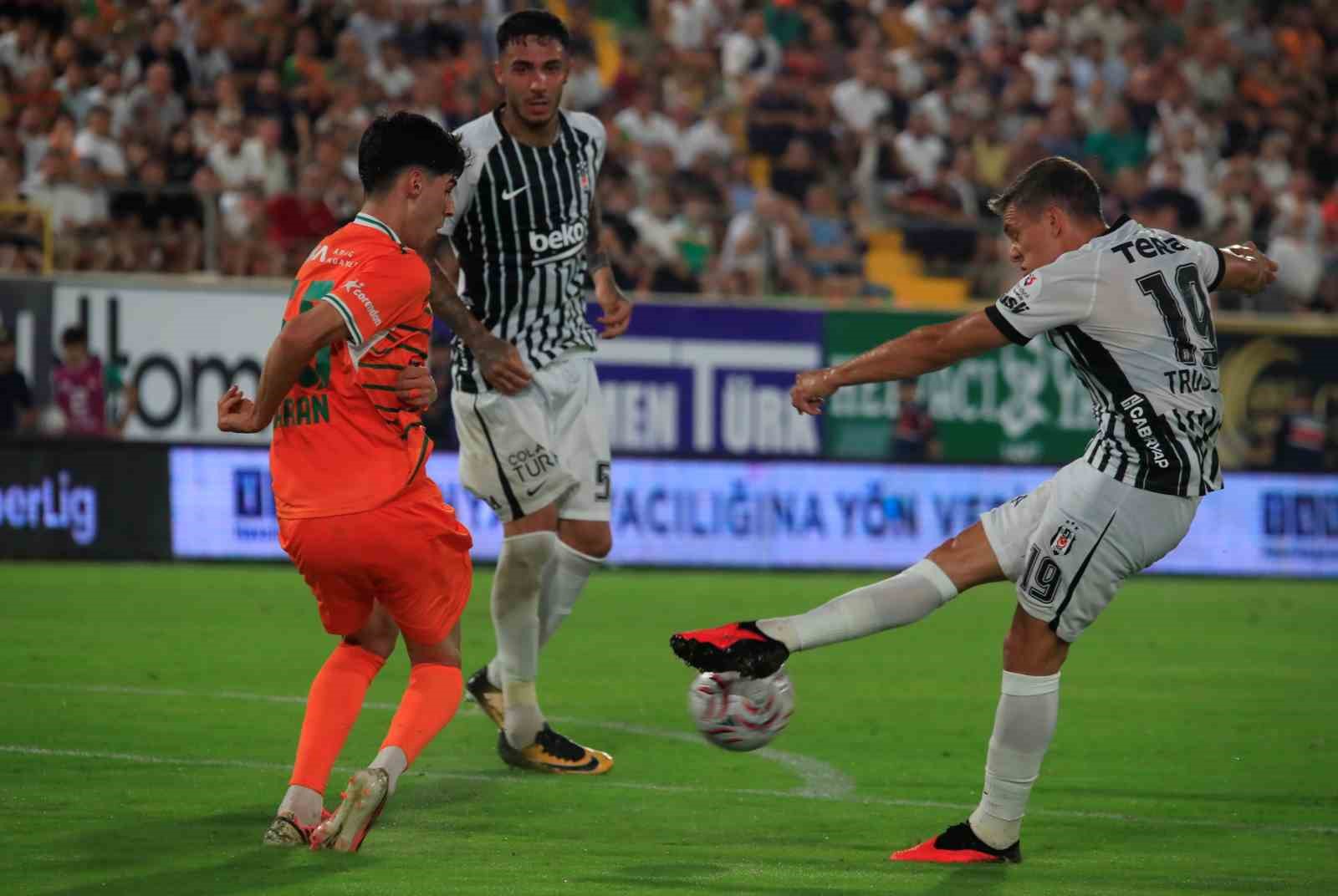 Alanyaspor ile Beşiktaş arasında oynanan Süper Lig maçından saha içi görüntüsü.
