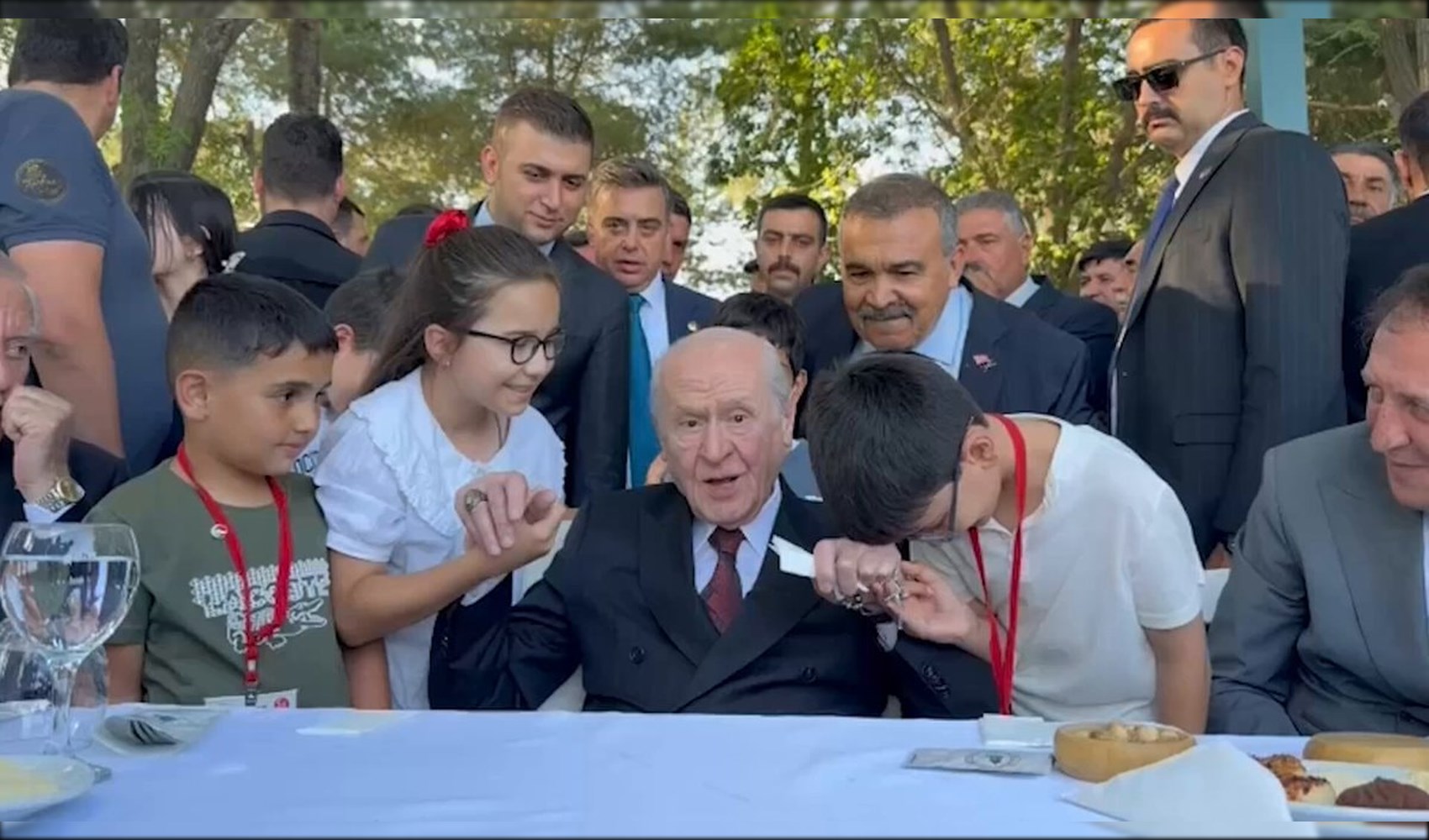 MHP lideri Bahçeli, Ahlat’ta çocuklarla buluştu