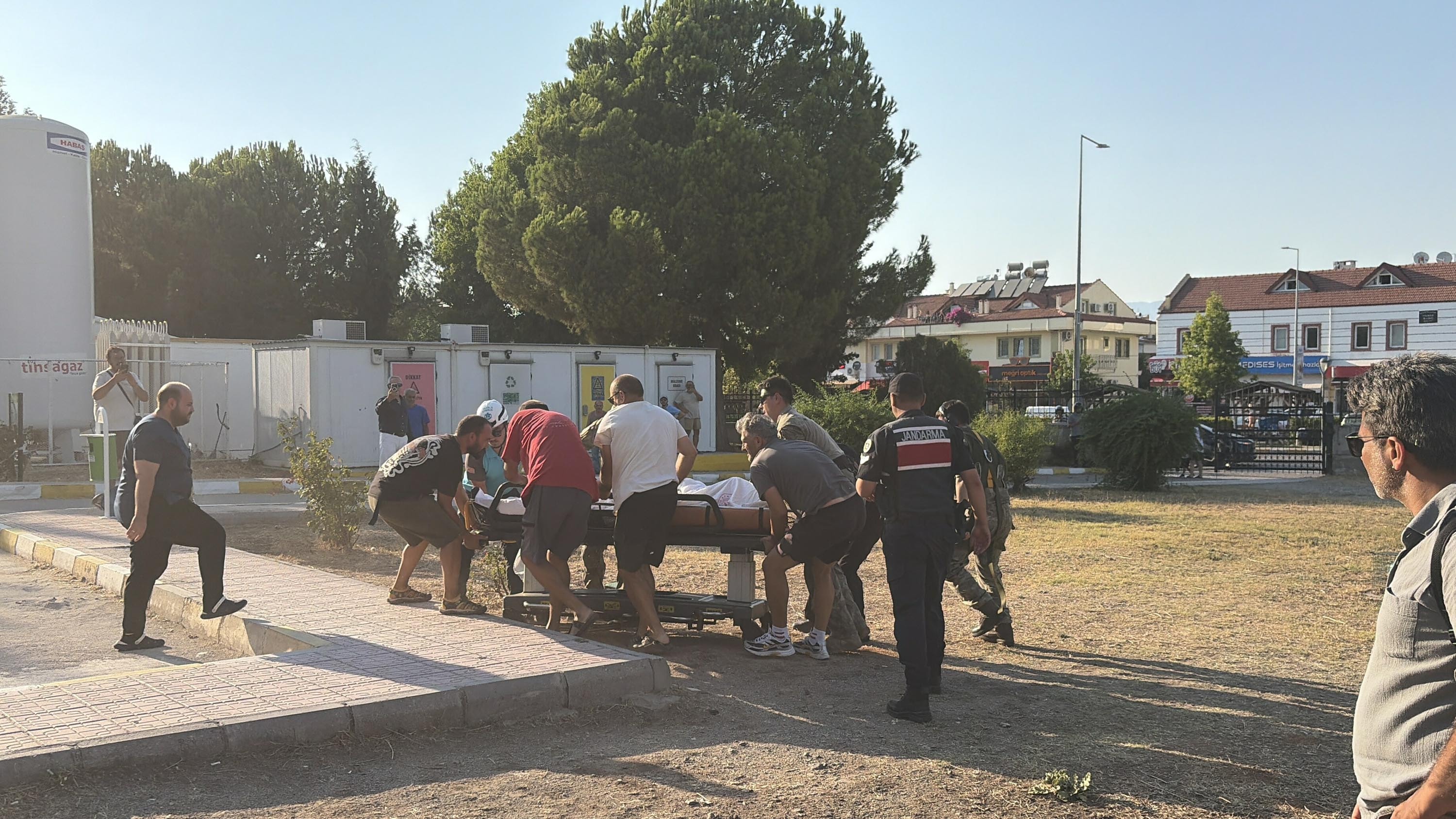 Fethiye’de olay sonrası sağlık ve jandarma ekiplerinin bulunduğu alan.