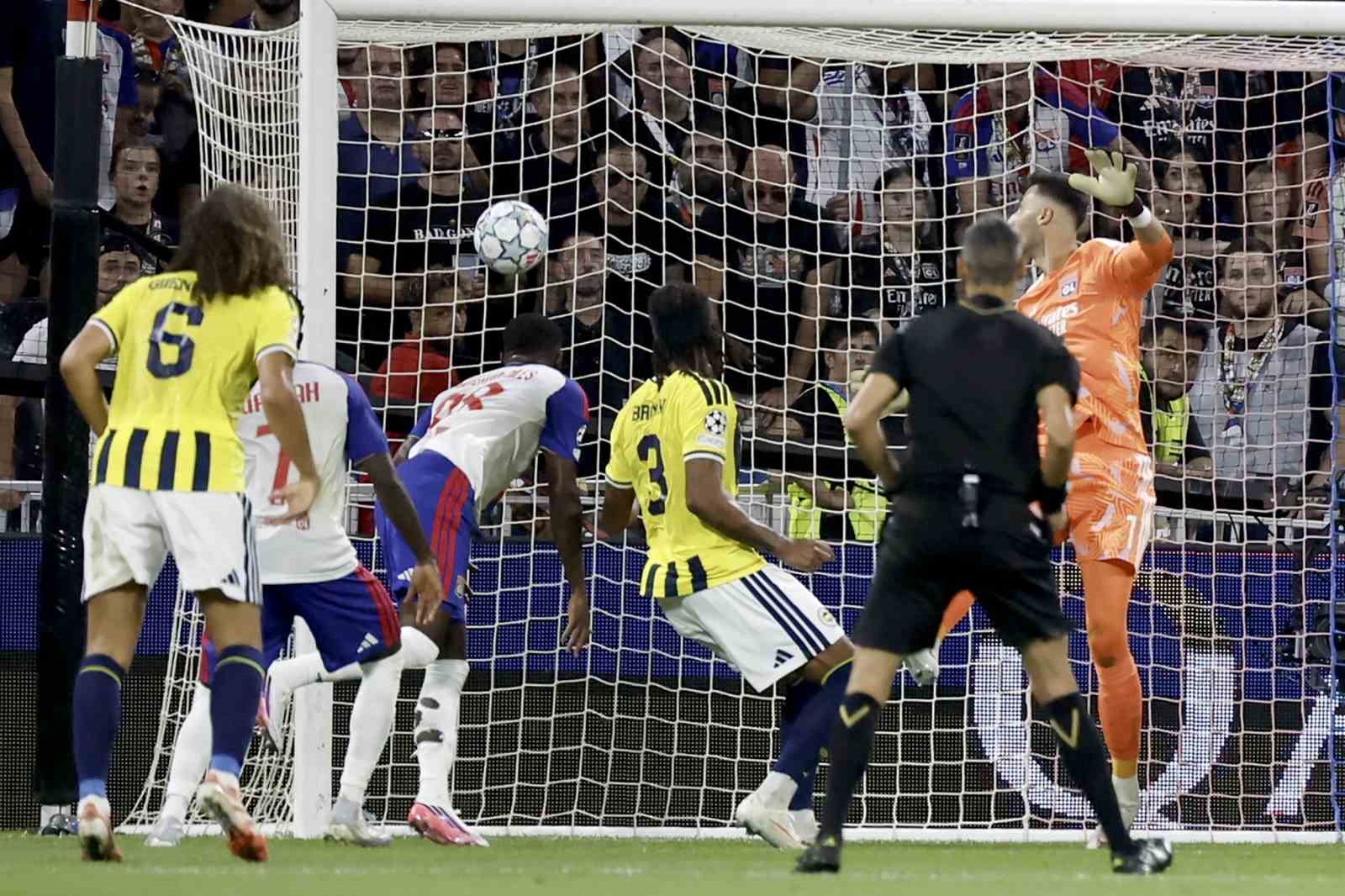 Fenerbahçe ile Lyon arasındaki maçtan kale önü mücadelesi.