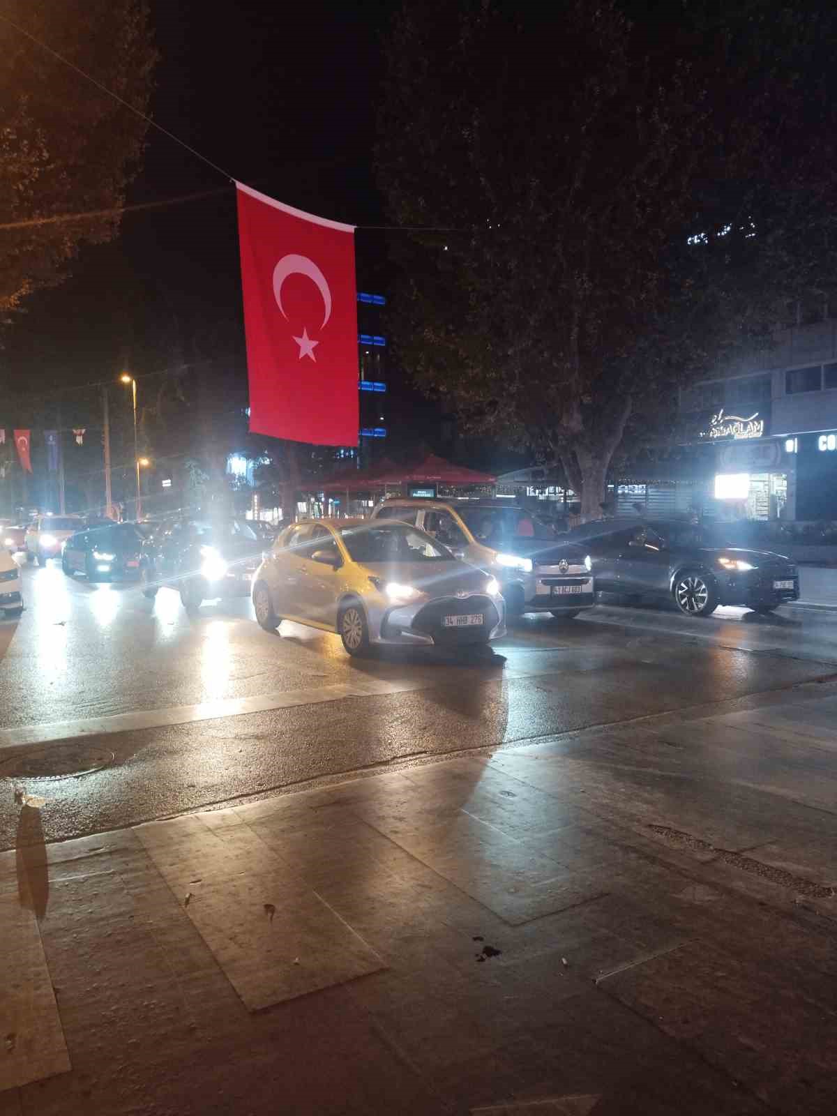 Bağdat Caddesi’nde gece saatlerinde araçların oluşturduğu kutlama trafiği.
