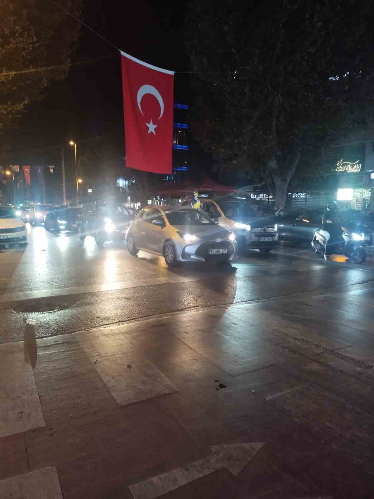 Gece saatlerinde Bağdat Caddesi’nde Fenerbahçe kutlamaları ve araç konvoyu.