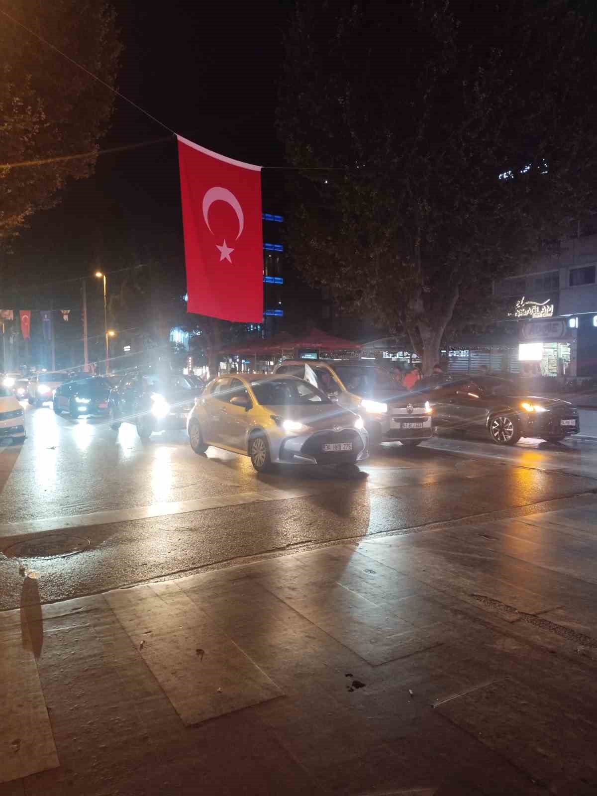 Bağdat Caddesi’nde Fenerbahçe galibiyeti sonrası kutlama yapan araçlar.