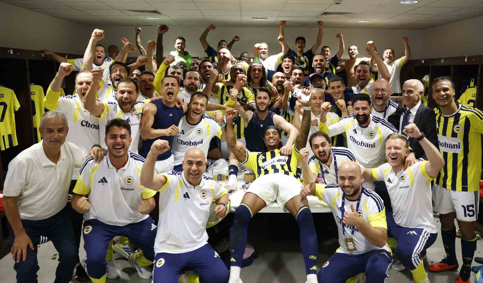 Fenerbahçeli futbolcular ve teknik heyet, soyunma odasında Şampiyonlar Ligi başarısını kutluyor.